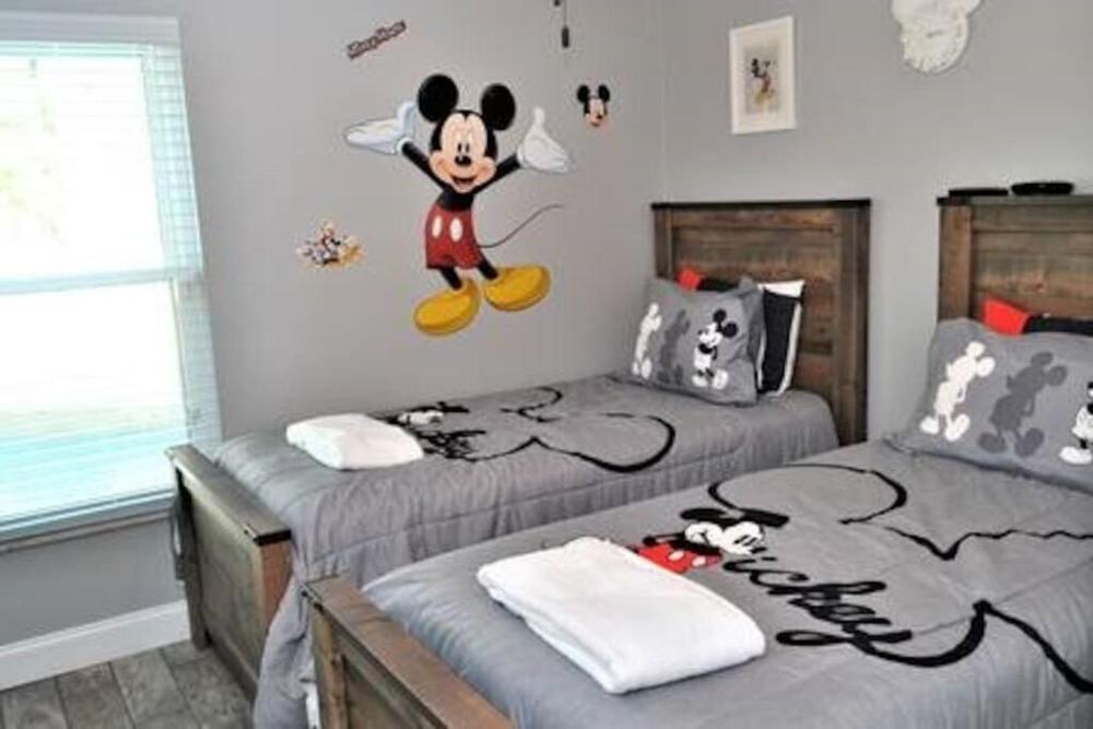 Luxury Retreat with 2 Master Suites Pool & Hot Tub BBQ Pool Table 2 Miles Disney